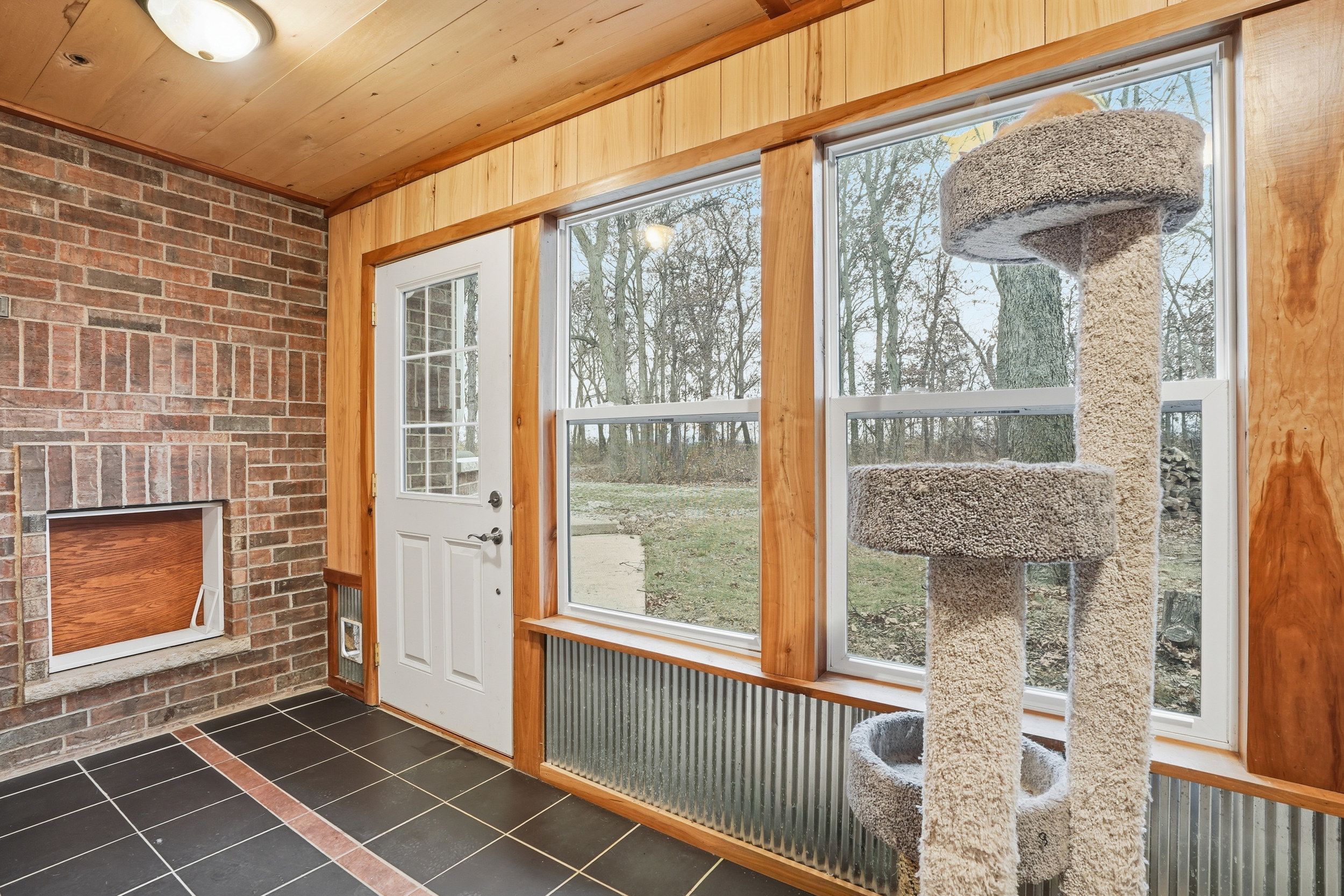 Listing Photo: 3300 Underwood Ave 0053-